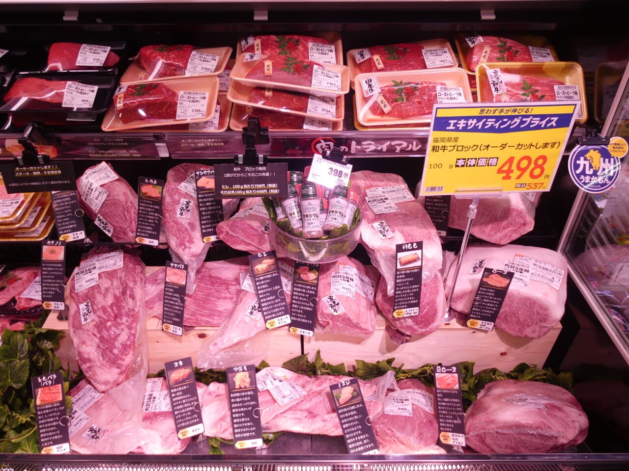 １頭買いの福岡県産黒毛和牛の各部位をブロックや切り身で販売