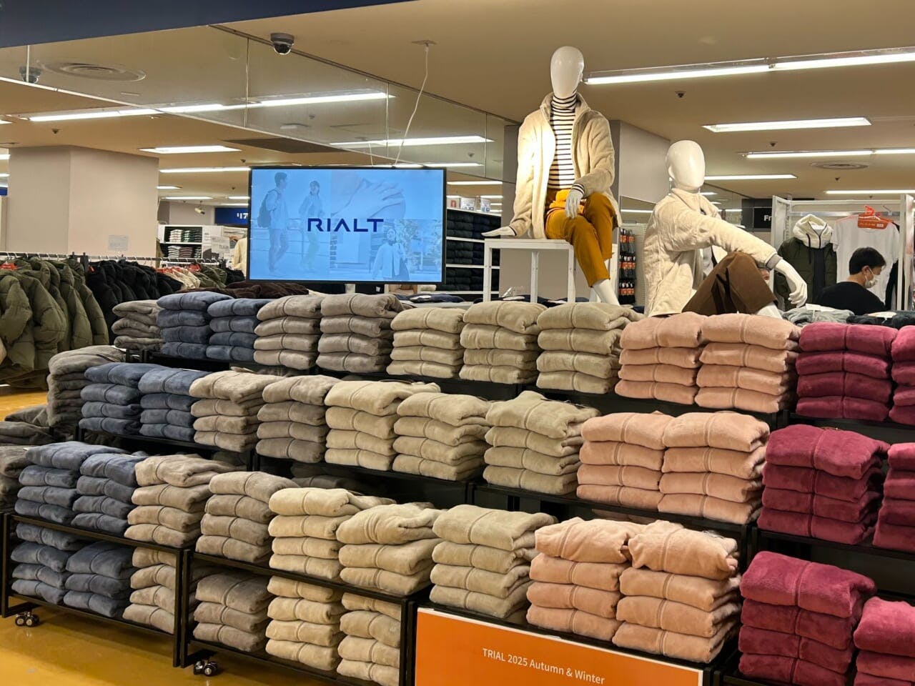 ロングセラー商品の「シルキーフリース」は、定番の長袖タイプに加え、フード付きやベストタイプ、そのほかパンツシリーズなども展開している