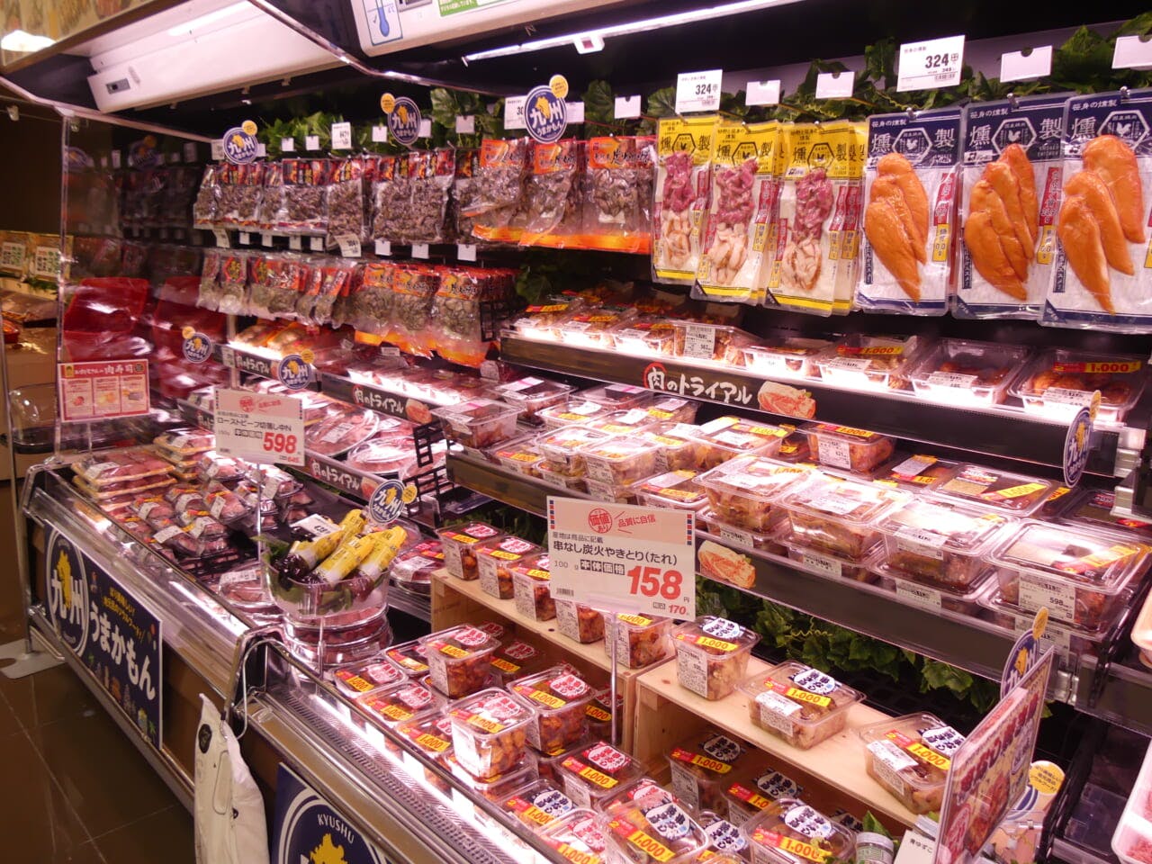 精肉部門の即食アイテムも値頃な価格で豊富に揃える