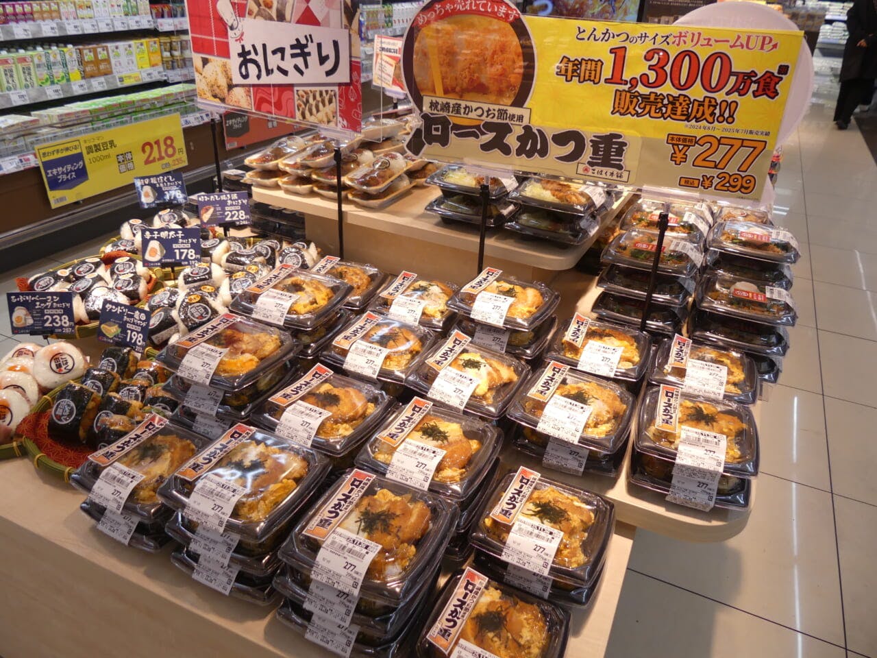 「ロースカツ重」「自社製おはぎ」などのトライアル名物商品は量感たっぷりに陳列してアピールしていた