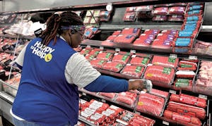 精肉売場で専用タグをスキャンする様子