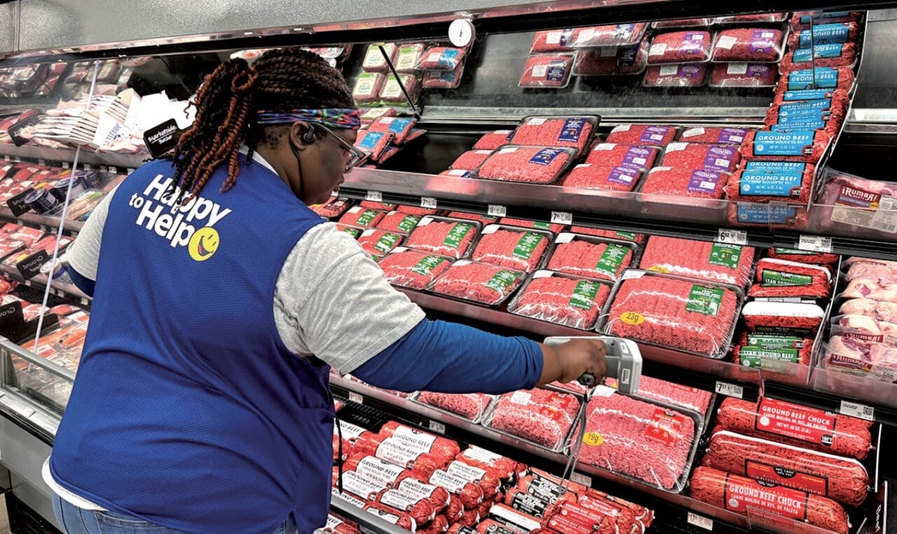 精肉売場で専用タグをスキャンする様子