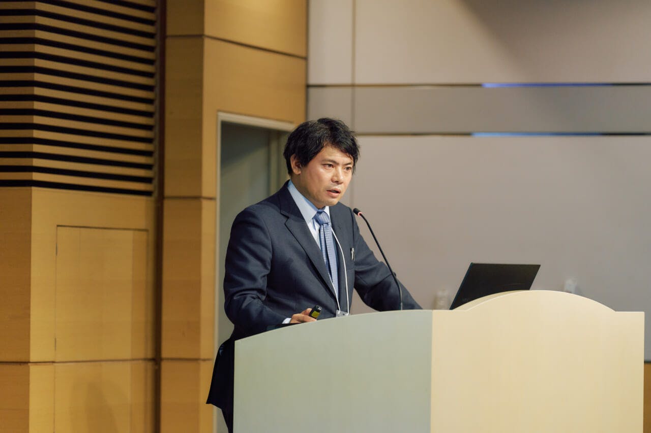 説明会に臨むトライアルHDの永田社長