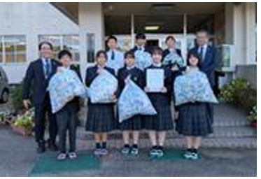 カスミ、茨城・笠間中学回収のペットボトルキャップ42.82㎏をワクチン支援に寄付