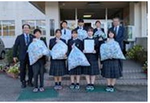 カスミ、茨城・笠間中学回収のペットボトルキャップ42.82㎏をワクチン支援に寄付