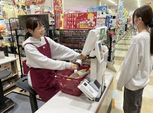 ベルクのレジ従業員専用イスを使用している様子