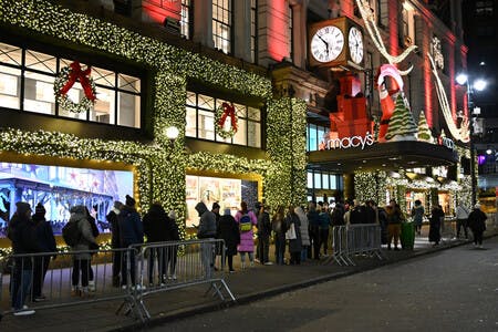 年末商戦が本格化し、開店前の百貨店に並ぶ客