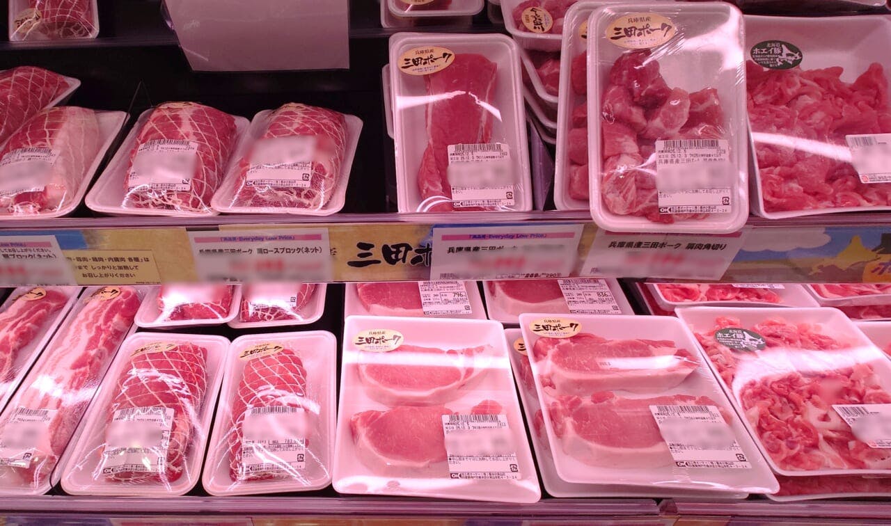 精肉売場では、兵庫県三田市で肥育される銘柄豚「三田ポーク」を展開