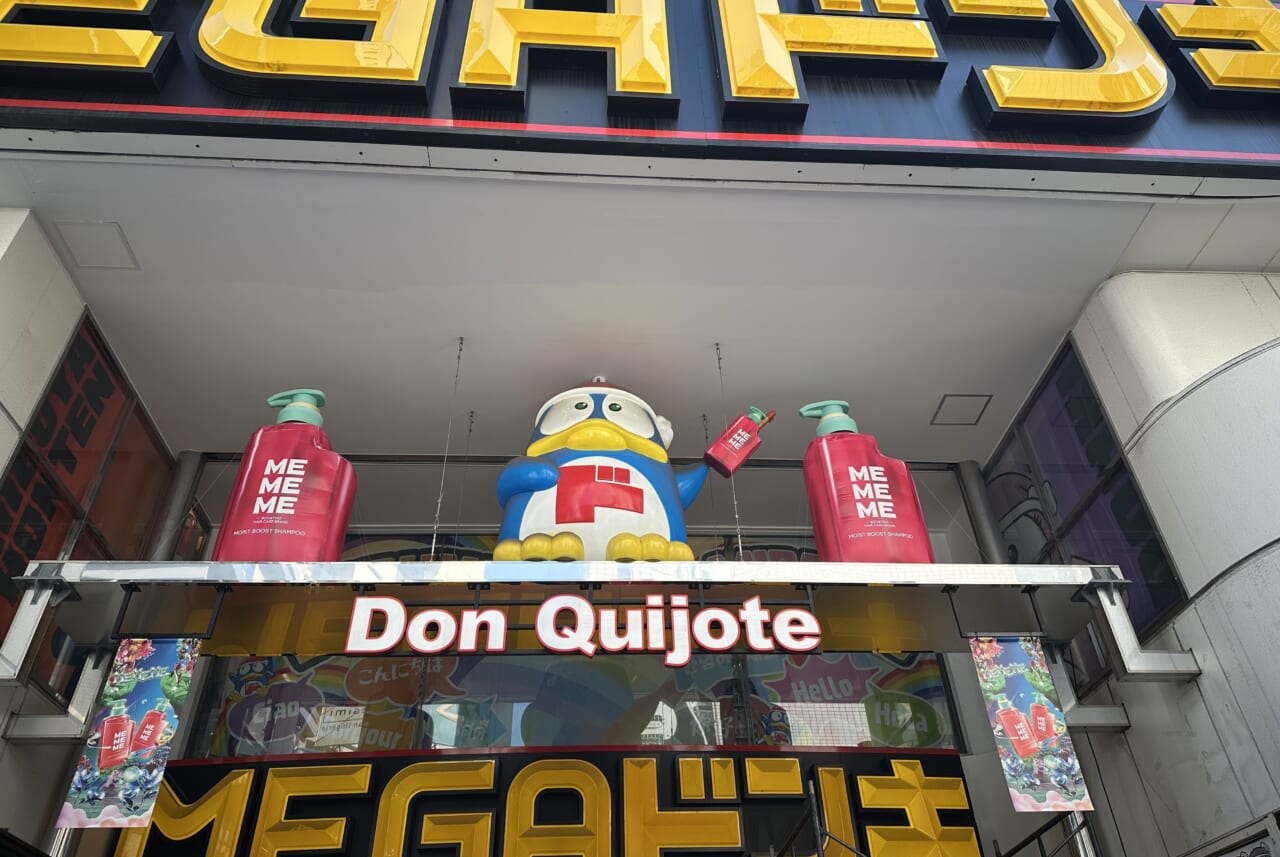 渋谷本店の入口では、MEMEMEの製品を手にしたドン・キホーテのイメージキャラクター「ドンペン」が来店客を出迎え