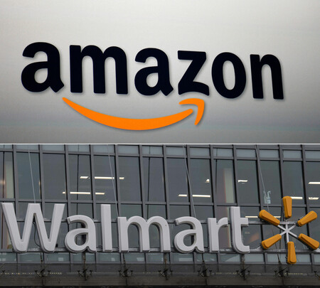 米アマゾン・ドット・コムと米小売り大手ウォルマートのロゴ