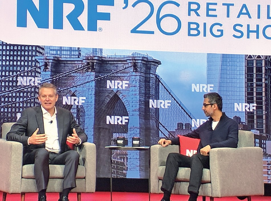 ウォルマートのジョン・ファーナーCEO（左、NRF2026登壇時はCEO就任前）と、グーグルとアルファベットのスンダー・ピチャイCEO（右）
