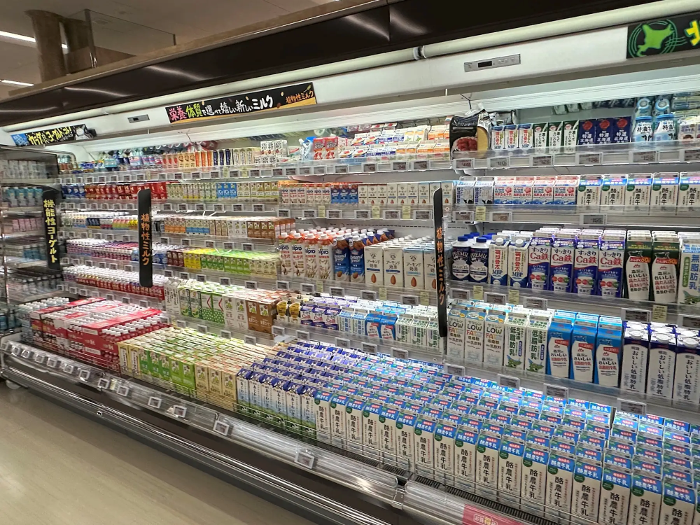 aサミットの日配チルド売場