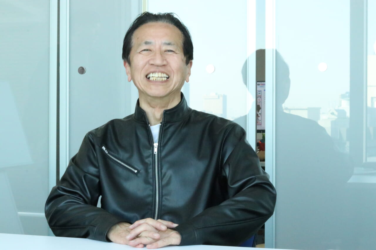 土屋哲雄（つちや・てつお） 1952年生まれ。東京大学経済学部卒。 三井物産入社後、三井物産でデジタル社長に就任。本社経営企画室次長、三井情報取締役を経て、ワークマンに入社。「エクセル経営」で社内改革を行った。 2019年6月、専務取締役 経営企画部・開発本部・情報システム部・ロジスティクス部担当（現任）に就任。