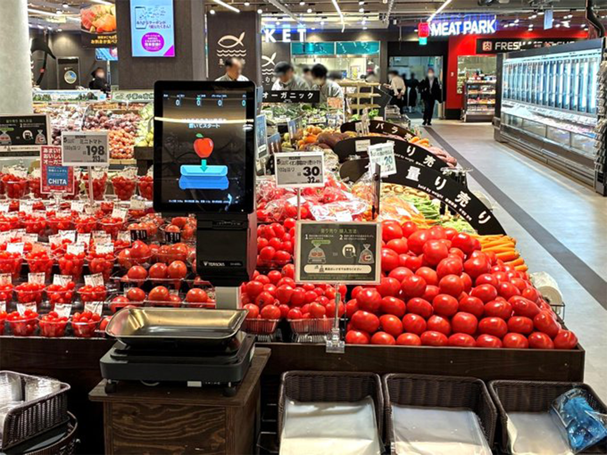 イオンスタイル津田沼Southの青果売場に導入された青果用AIスケール