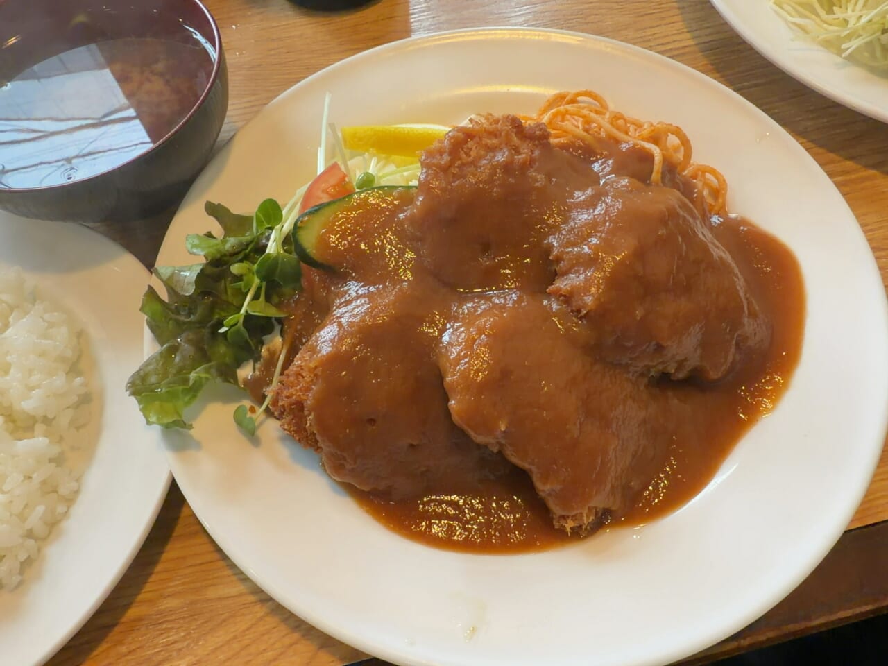名古屋名物と思いきや──実は三重発祥の味噌カツをいただく _流通