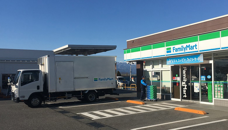 ファミリーマート店舗と「定温便」配送車両
