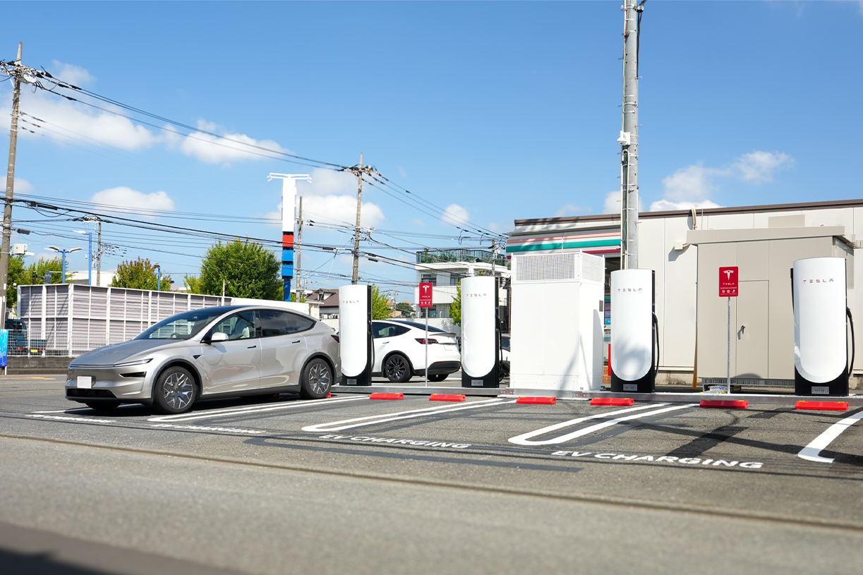セブン‐イレブン店舗駐車場に設置されたテスラ製EV用急速充電設備